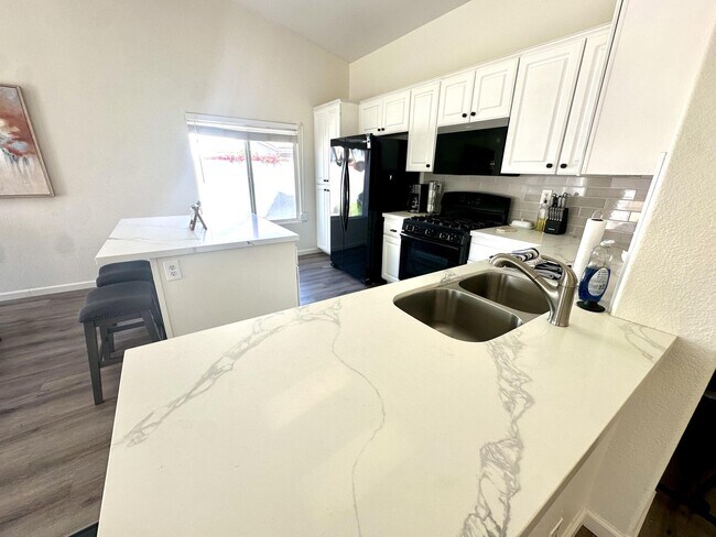 Building Photo - 78780 Birchcrest Cir