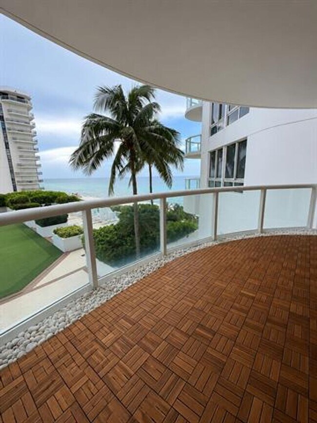 Foto del edificio - 6365 Collins Ave