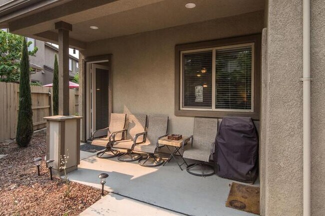Building Photo - Beautiful 3 Bedroom PLUS Bonus Room in Pen...
