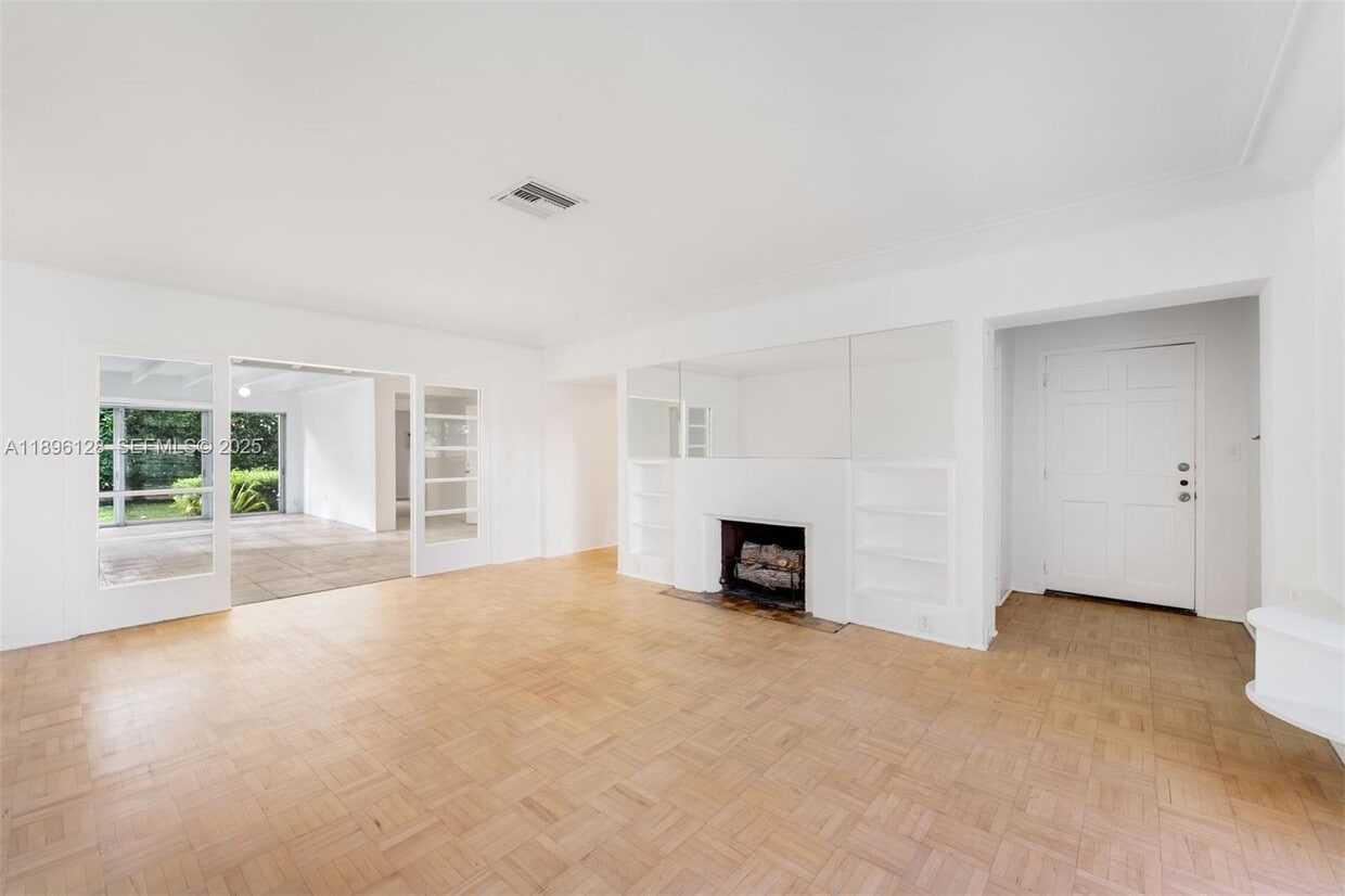 Building Photo - 520 W 51st Ter