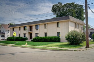 Building Photo - 305 Maple Ave