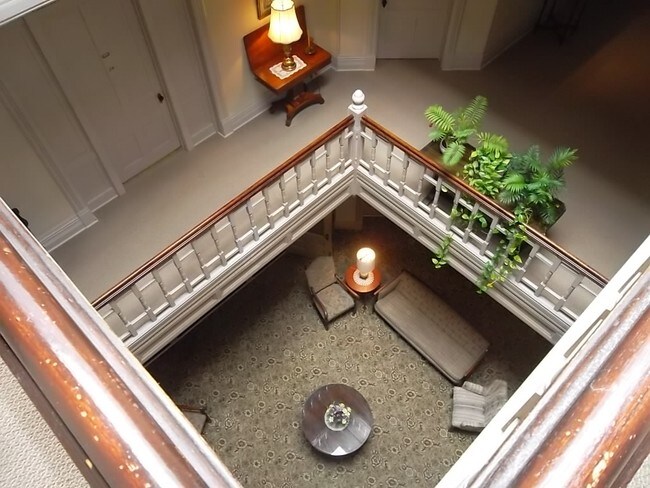 3 pisos atrium w/skylite - 1603 Michigan Ave