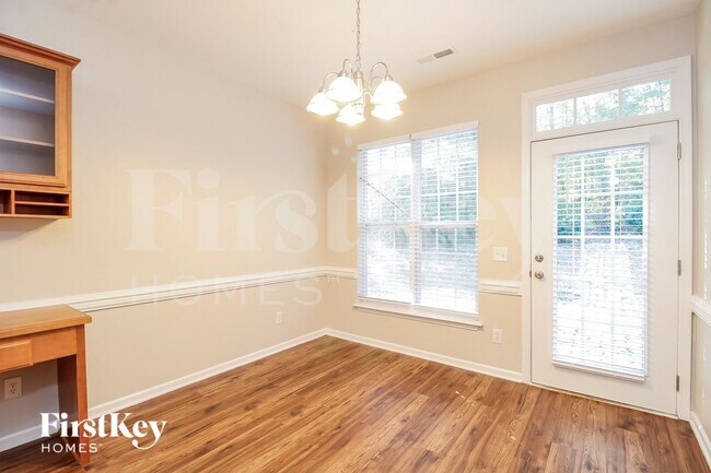 Foto del edificio - 708 Hawthorn Ridge Dr