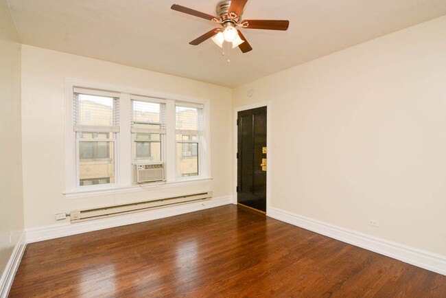 Building Photo - 3819.5 N Greenview Ave