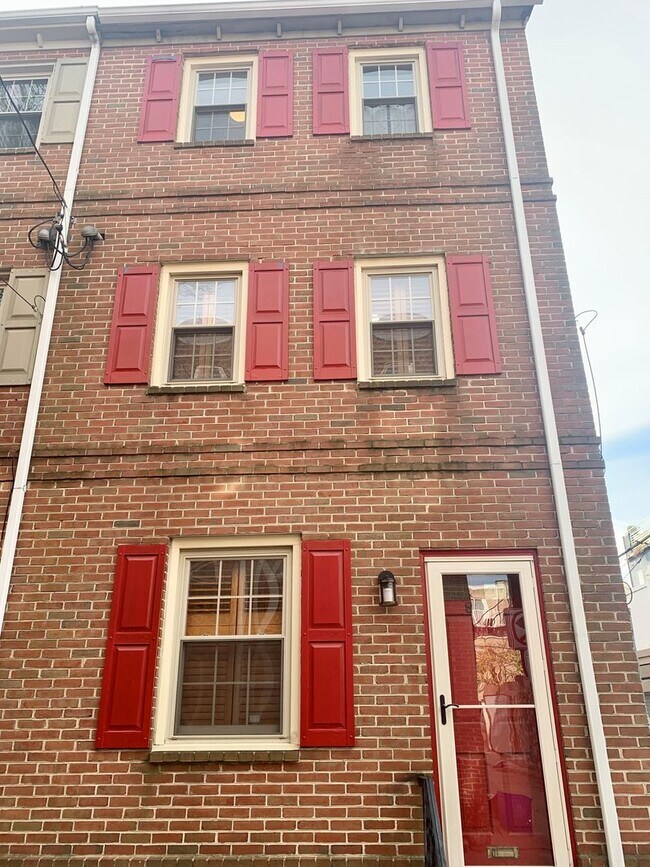 Foto del edificio - Amazing 2-Bedroom Townhouse Located in Bella Vista! Available mid-July!