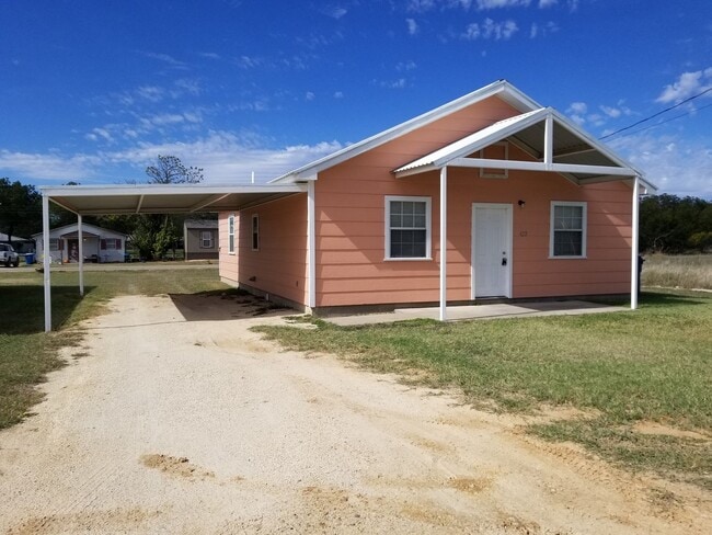Building Photo - 3 bed, 1 bath home with CARPORT! Month to ...