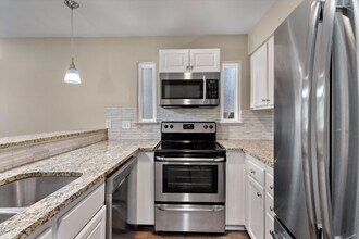 Building Photo - 6810 Deatonhill Dr
