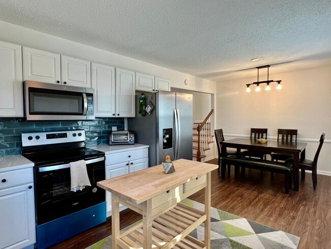 Foto del edificio - 730 Pineborough Rd