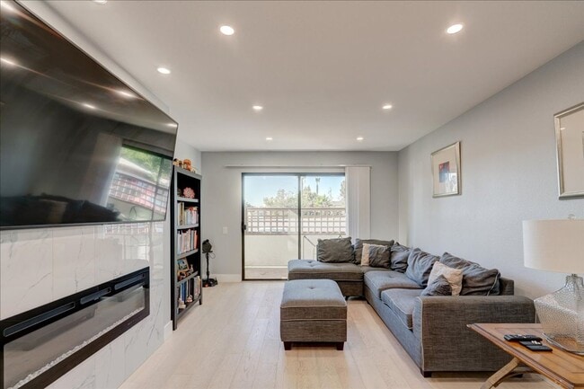 Building Photo - Gorgeous, Fully Remodeled 1 Bed - 1 Bath in Gated Community, Close to All!