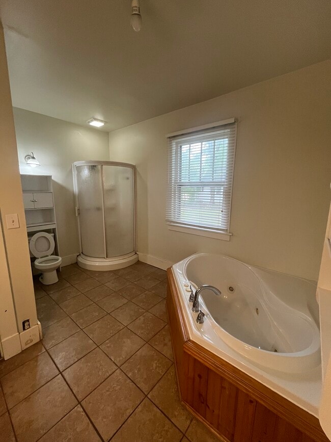 Baño - 1404 N Walnut St