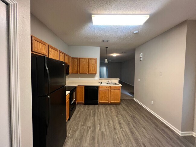Foto del edificio - Great value for this 2/2.5 Westside home!