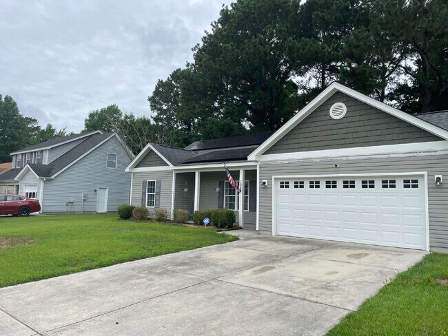 Building Photo - Pet Friendly Three Bedroom Two Full Bathro...