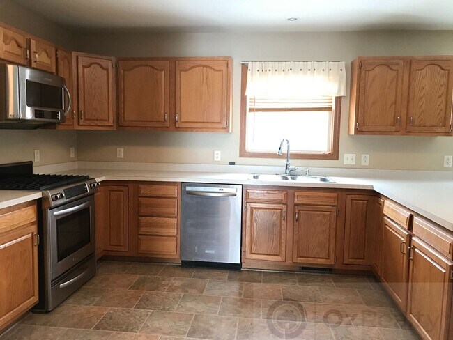 Building Photo - Amazing 4 Bed with 2 and a Half Bath Home