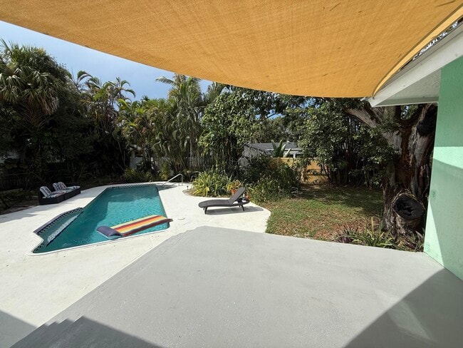Foto del edificio - 2415 Laurel Ln