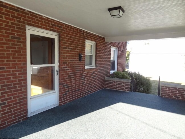 Building Photo - 836 Fairmont Rd