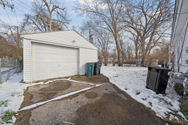 Building Photo - 2 bedroom ranch $1150