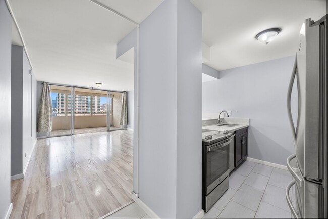 Building Photo - Beautiful 2BR/2BA Condo Close to Ala Moana & Downtown