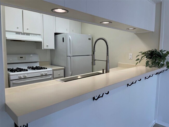Foto del edificio - 3431 N Hills Dr