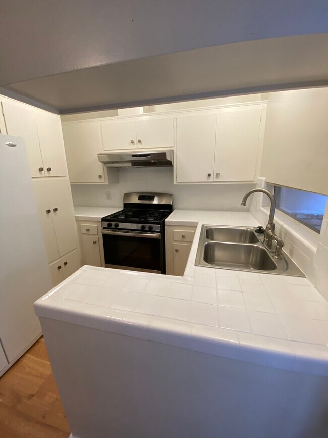 kitchen - 1542 Hi Point St