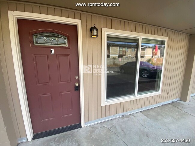 Building Photo - Remodeled Studio Apartment!