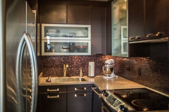 Building Photo - Nice 1 bedroom Condo in Gold Coast/Old Town