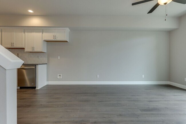 Building Photo - Newer Craftsman 2br 1,5 ba home w/ Garage ...