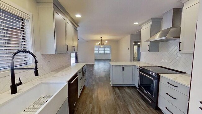Building Photo - 1212 Smith Bay Cir W
