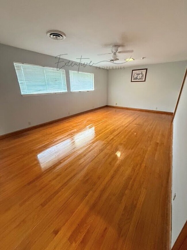 Foto del edificio - 4-Bedroom Family Home in a Quiet Sulphur N...