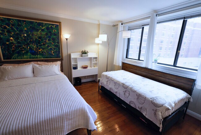 Cama tamaño queen y sofá cama - 1420 N St NW