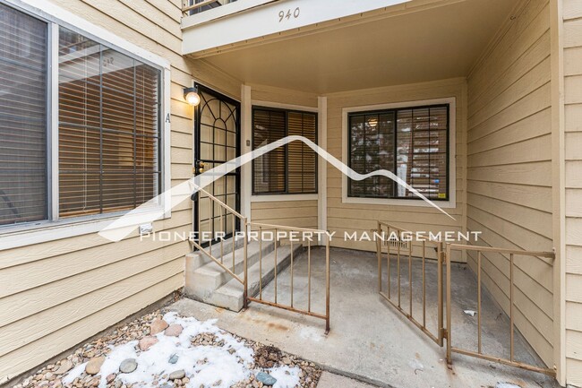Building Photo - Gorgeous Condo with Washer/Dryer and Centr...
