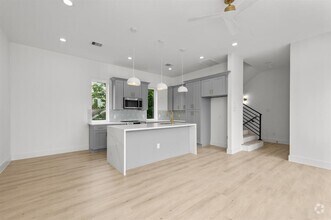 Building Photo - 3112 Live Oak St