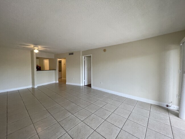Foto del edificio - 4255 N University Dr