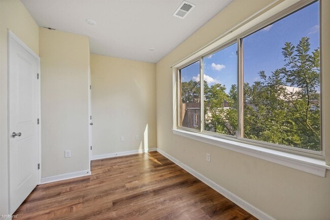 Building Photo - 2 br, 1 bath Triplex - 1624 FONTAIN ST Unit 2