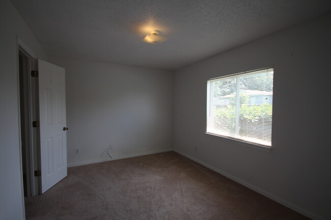 Building Photo - Beautiful 3/2 Duplex in St. Cloud