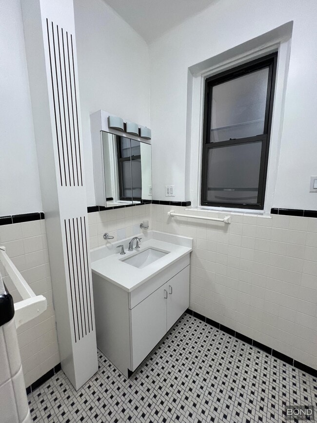 Foto del edificio - 166 W 72nd St