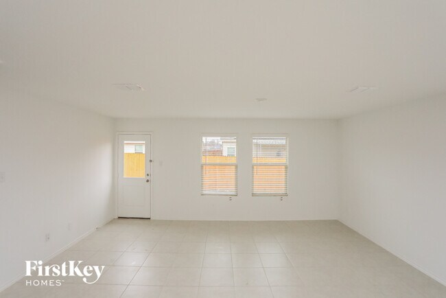 Building Photo - 1157 Crestview Dr