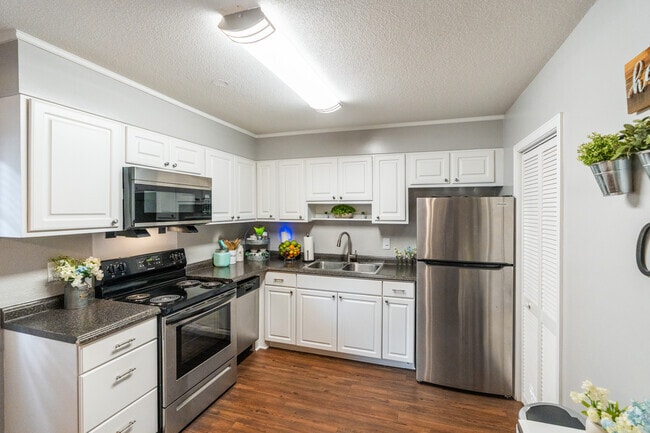 Interior Photo - Colonial Townhouses- Students save up to 10%!