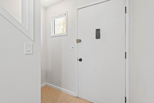 Foto del edificio - Well-maintained 2-bdrm/1-bath unit in tri-plex—On-site laundry, off-street parking, storage
