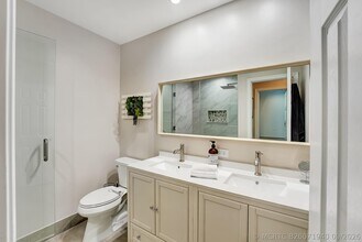Building Photo - 3008 N Evergreen Cir