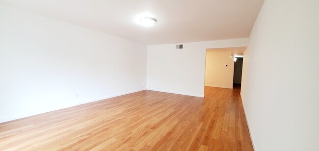 Foto del edificio - 5335 Yarmouth Ave