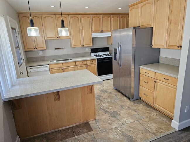 Building Photo - Centrally Located 3BR 2BA with Canyon View...