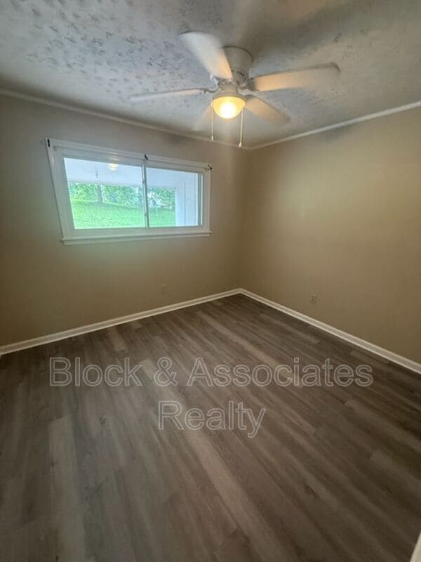 Building Photo - 142 W Pritchard St