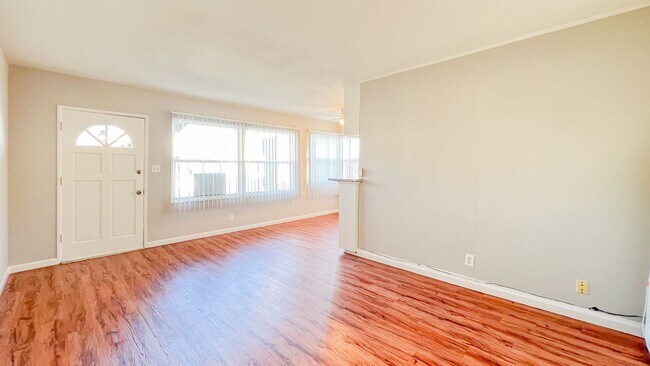 Foto del edificio - 4640 E 4th St