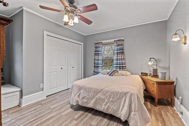 Foto del edificio - June 2026 ~ Cute 4 bedroom house. Spacious bedrooms. In unit laundry and dishwasher.