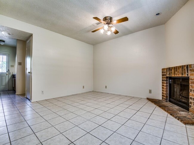 929 W Hickory St Unit A-8, Denton, TX 76201 - Condo for Rent in Denton ...