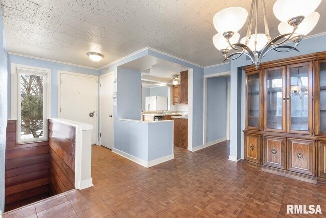 Building Photo - 119 W Clara Ave