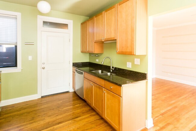 Foto del edificio - 736 W Addison St
