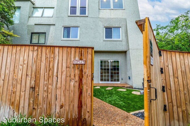 Building Photo - 3 br, 3 bath House - 3103 Eisenhauer Rd. #M29