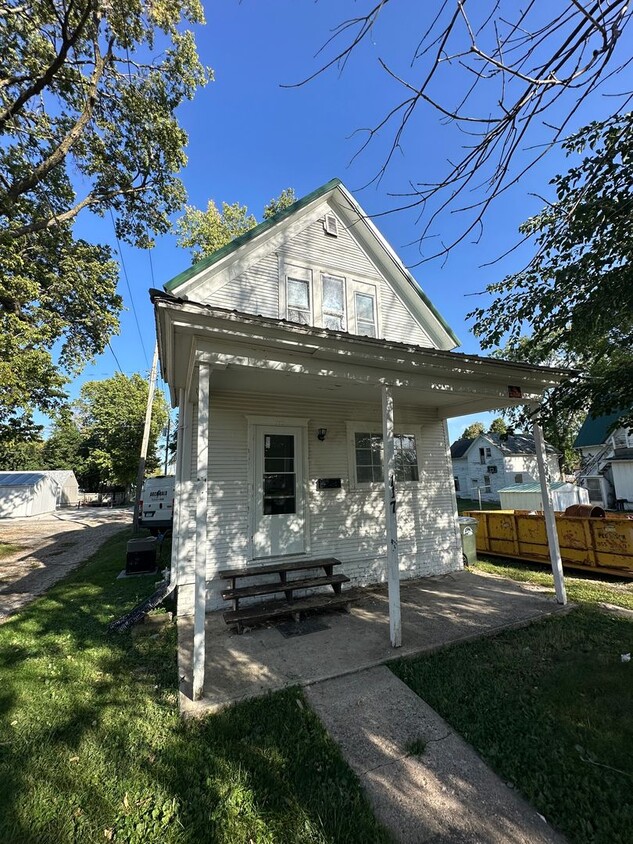 Primary Photo - Updated 2 Bedroom House $600