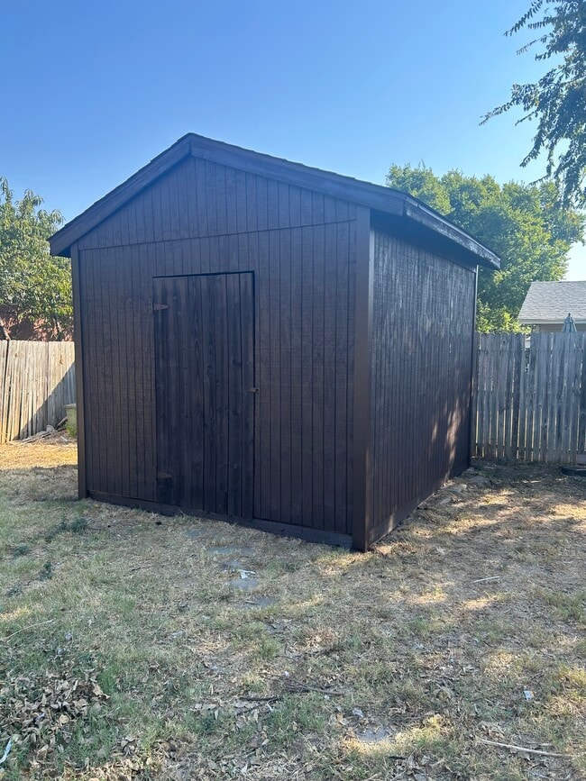 Building Photo - 404 Fox Dr